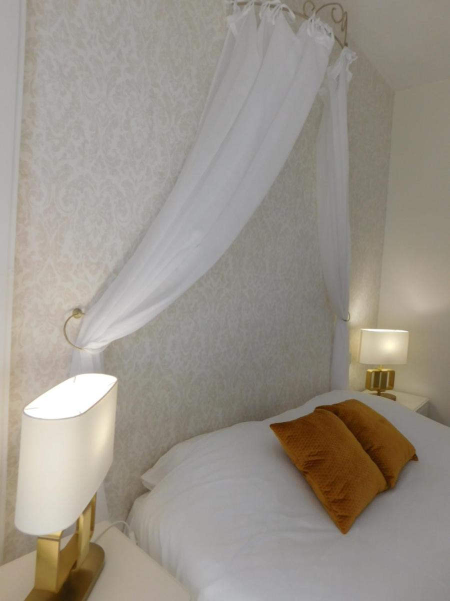 Logis Hotel Le Prince Noir Сериньяк-сюр-Гарон Экстерьер фото