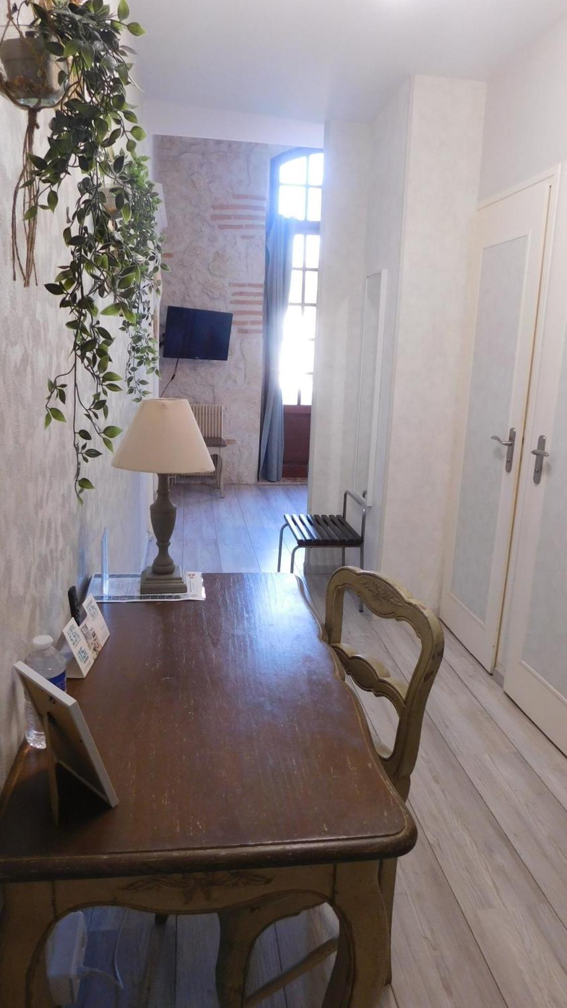 Logis Hotel Le Prince Noir Сериньяк-сюр-Гарон Экстерьер фото