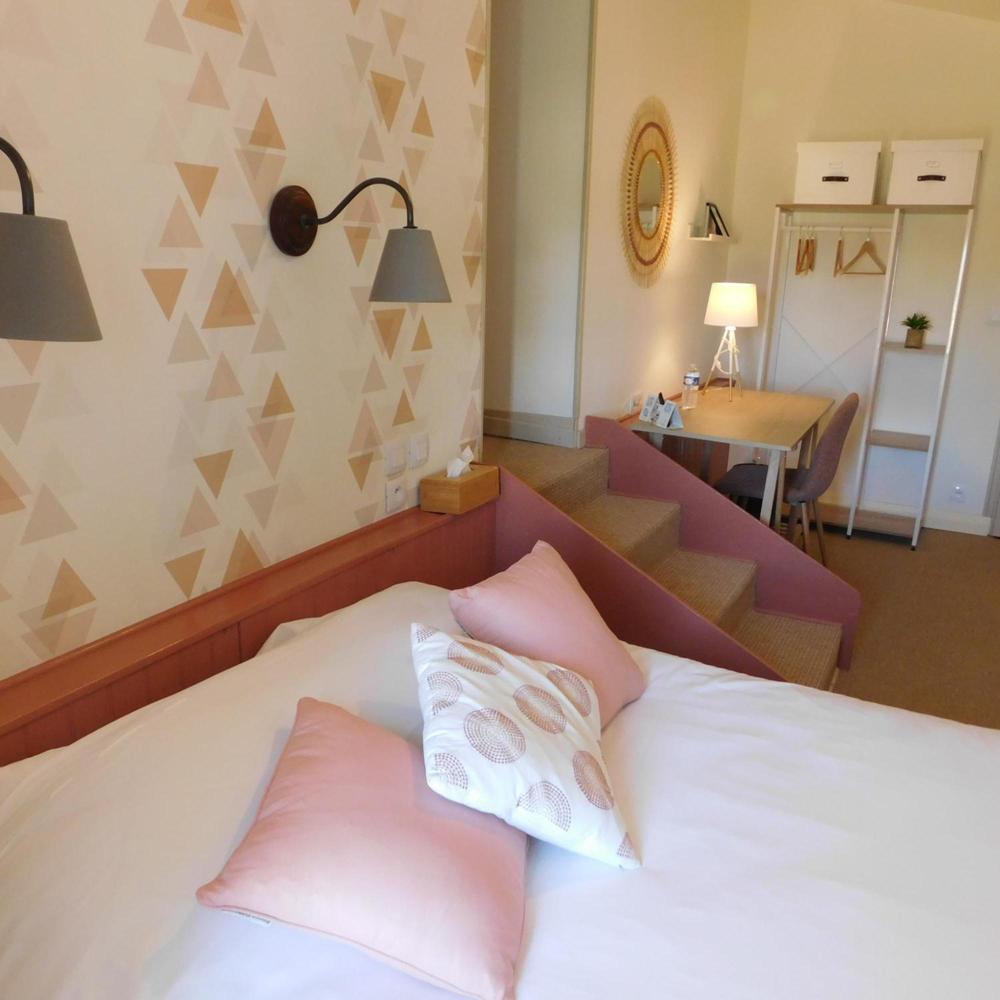 Logis Hotel Le Prince Noir Сериньяк-сюр-Гарон Экстерьер фото