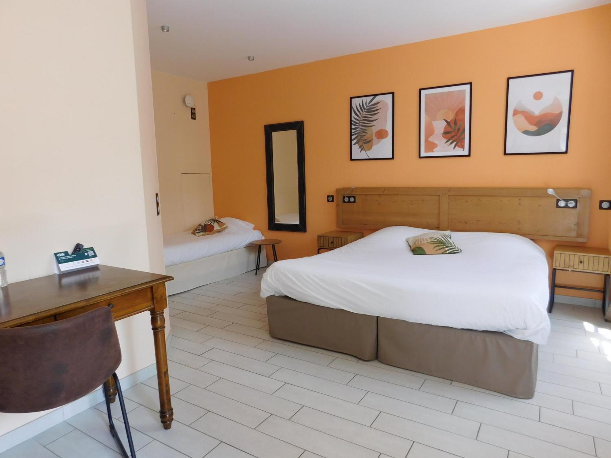 Logis Hotel Le Prince Noir Сериньяк-сюр-Гарон Экстерьер фото