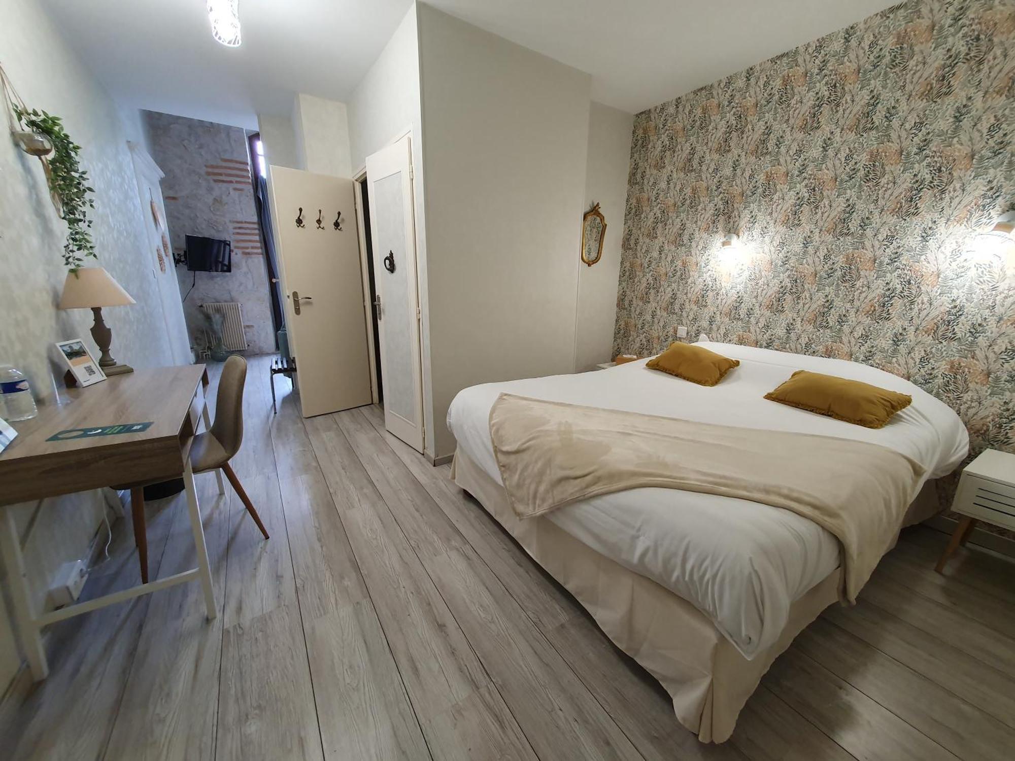 Logis Hotel Le Prince Noir Сериньяк-сюр-Гарон Экстерьер фото