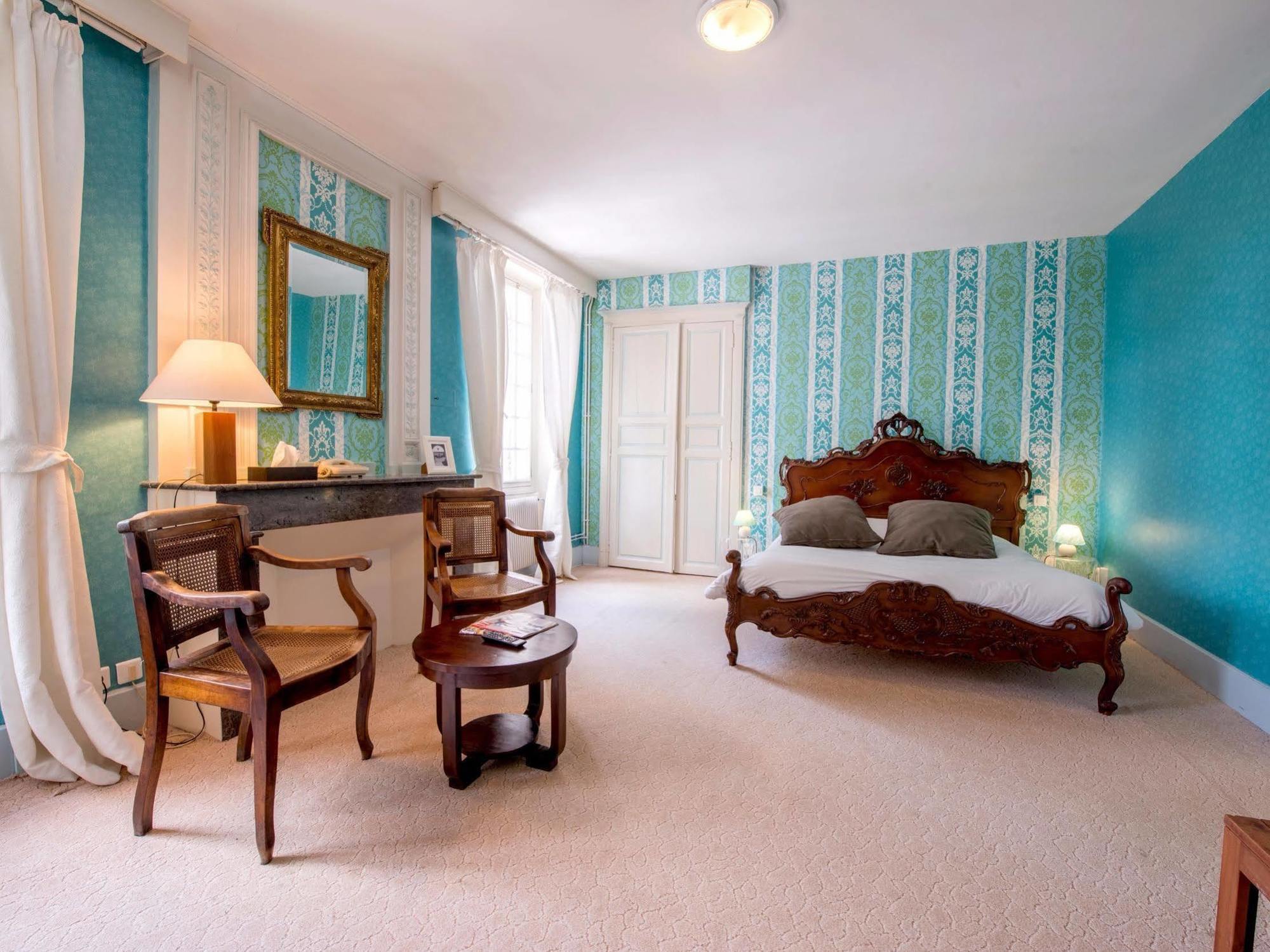 Logis Hotel Le Prince Noir Сериньяк-сюр-Гарон Экстерьер фото